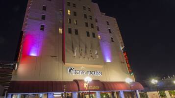 Vista frontal de la propiedad por la tarde o noche