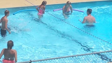 Hồ bơi ngoài trời phục vụ theo mùa