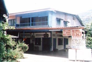 A guesthouse with a signboard indicating it is a guesthouse and has a 24-hour service. - ET Budget Guest House (George Town)