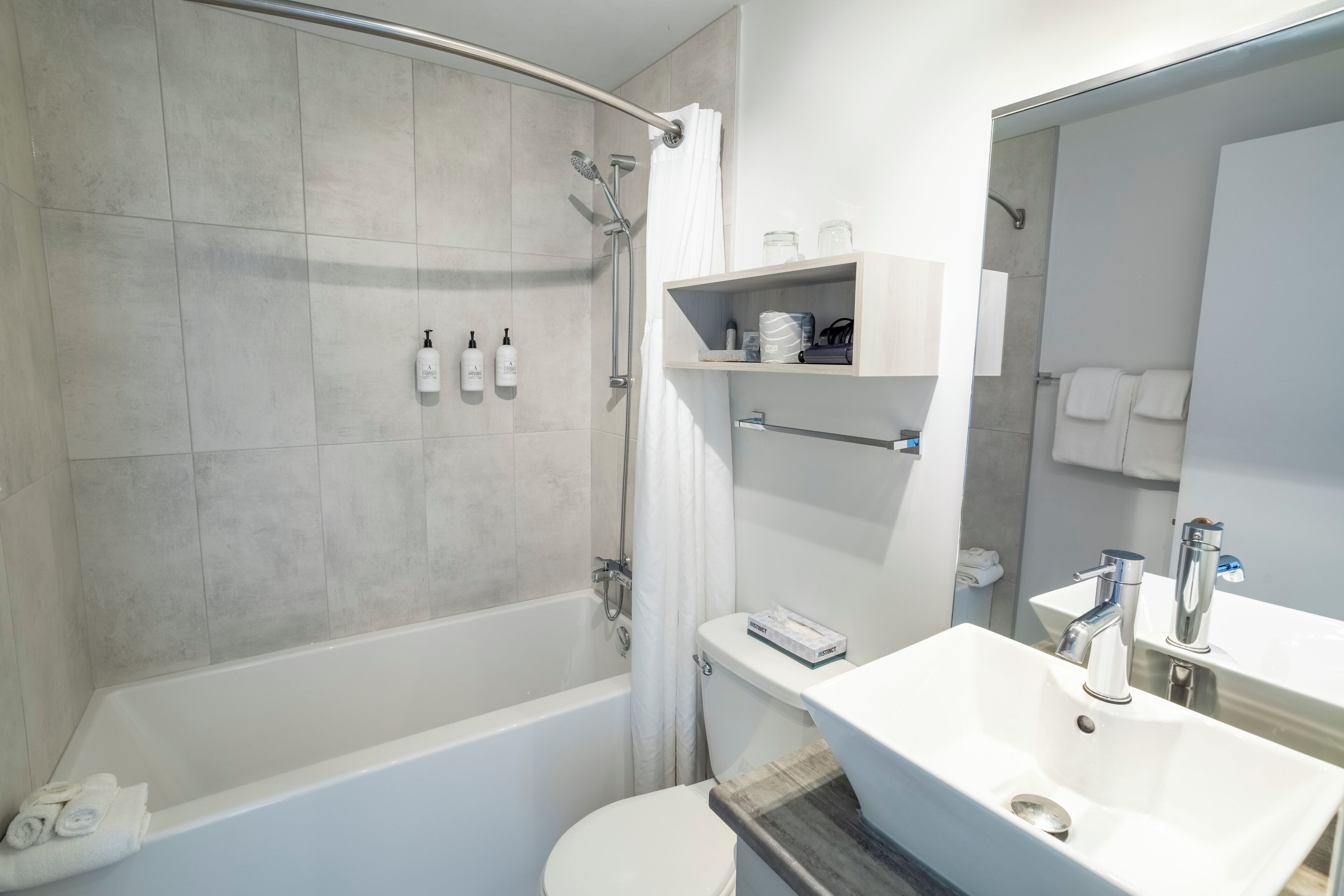 standard room, 2 double beds, river view | bathroom | combined shower/bathtub, free toiletries, hair dryer, towels