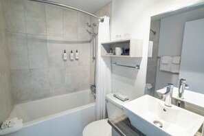 Combined shower/tub, free toiletries, hair dryer, towels