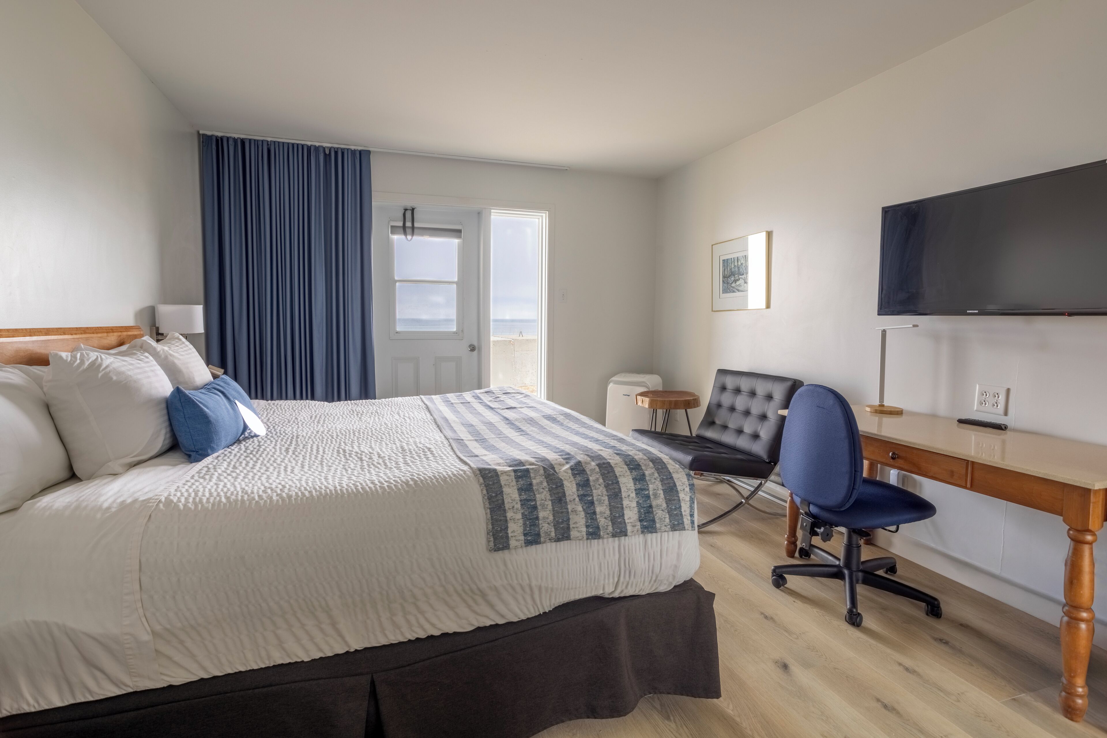 Escritorio, cortinas blackout y tabla de planchar con plancha 