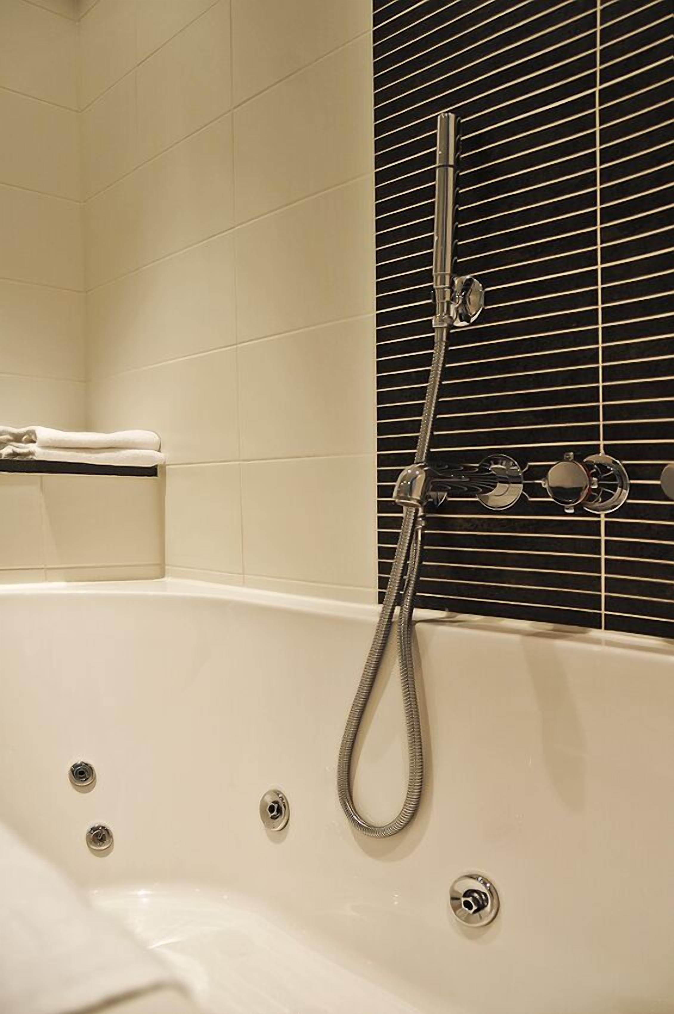 deluxe double room | bathroom | separate bathtub and shower, free toiletries, hair dryer, towels