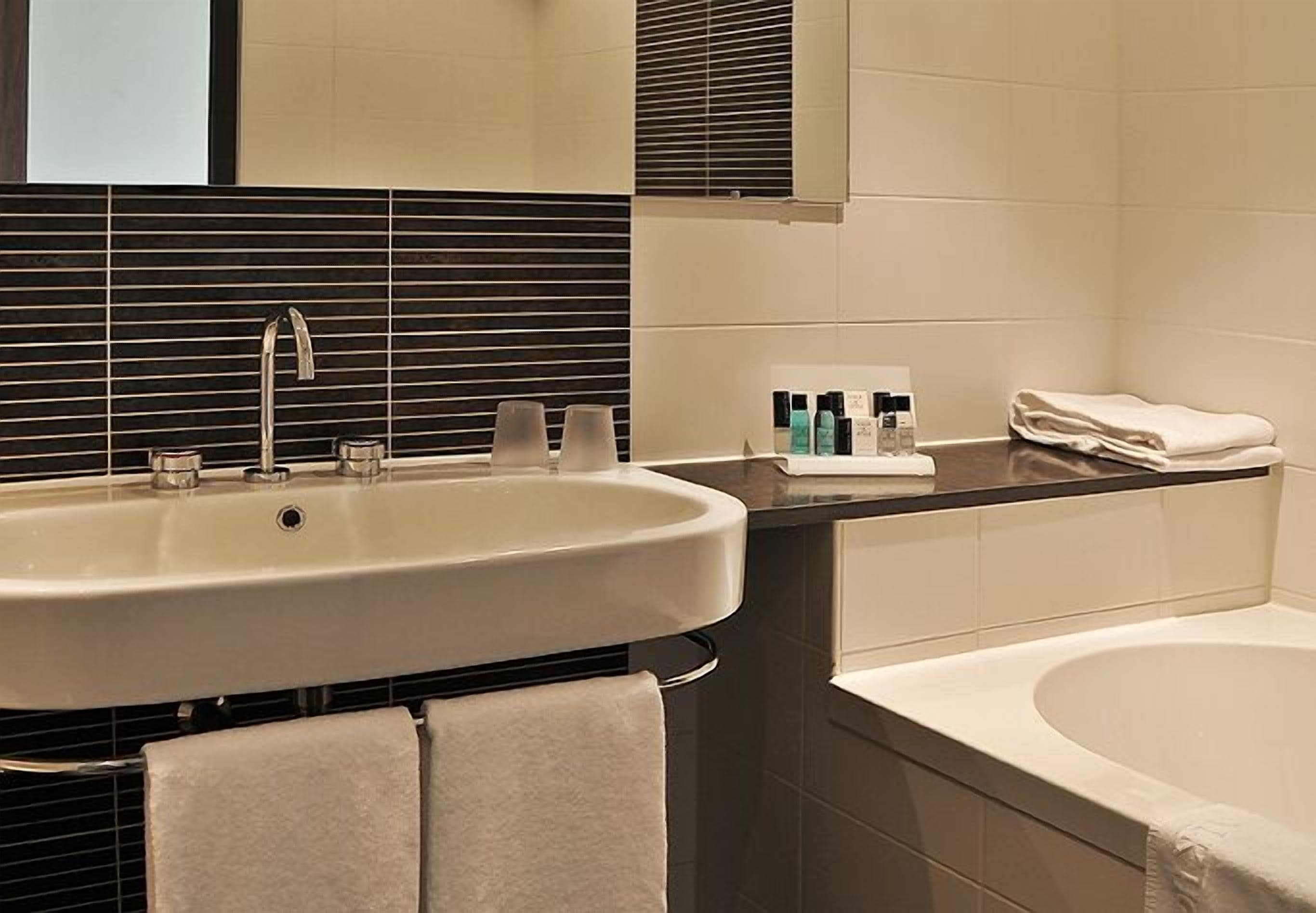 standard twin room | bathroom | separate bathtub and shower, free toiletries, hair dryer, towels