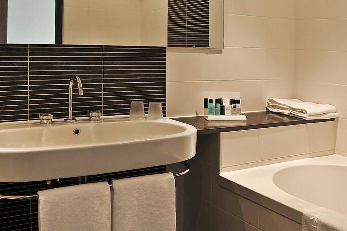standard twin room | bathroom | separate bathtub and shower, free toiletries, hair dryer, towels