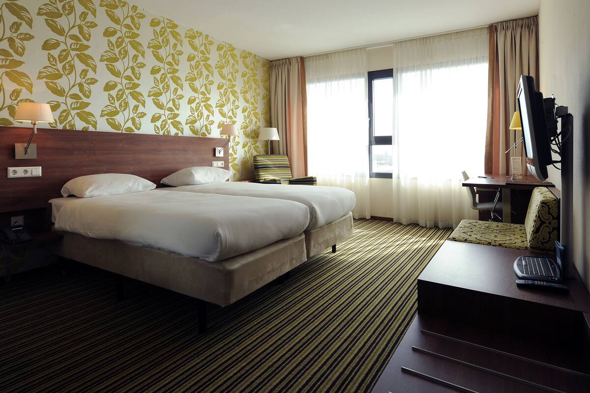 standard twin room | in-room safe, desk, soundproofing, cots/infant beds