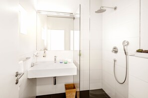 Een douche, een haardroger, handdoeken