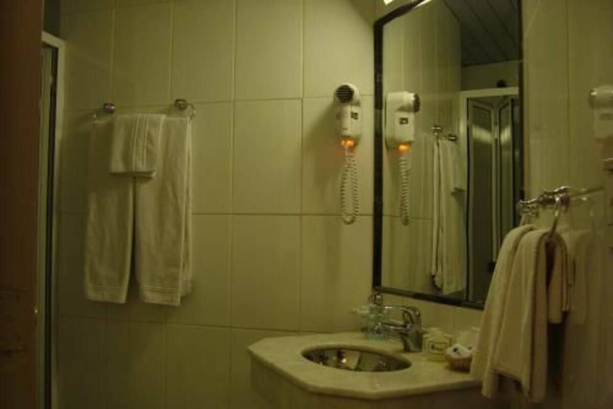 Ducha y bañera combinadas, bañera profunda, secador de pelo y toallas