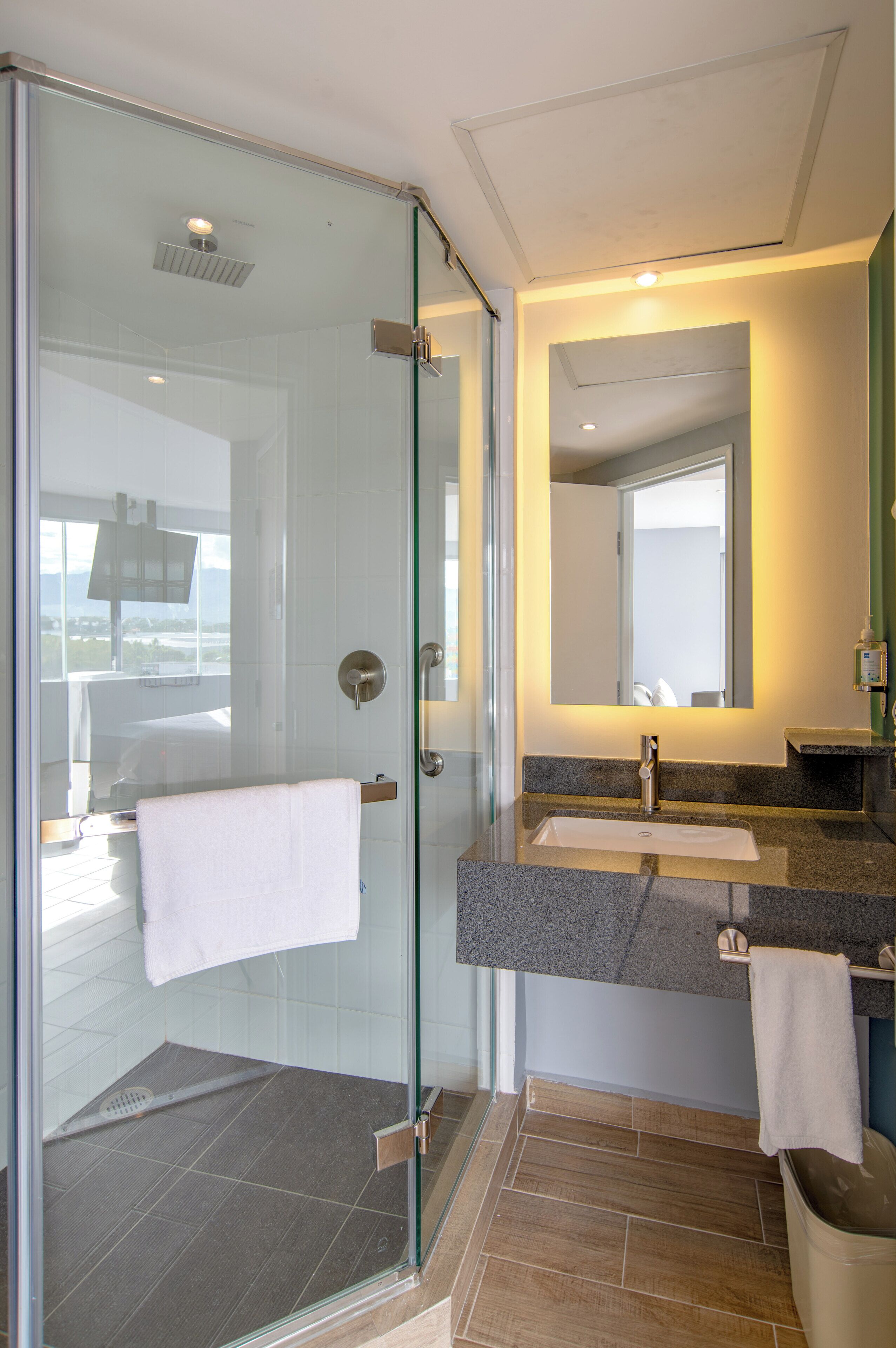 Een douche, gratis toiletartikelen, handdoeken