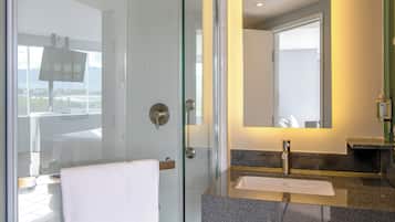 Een douche, gratis toiletartikelen, handdoeken