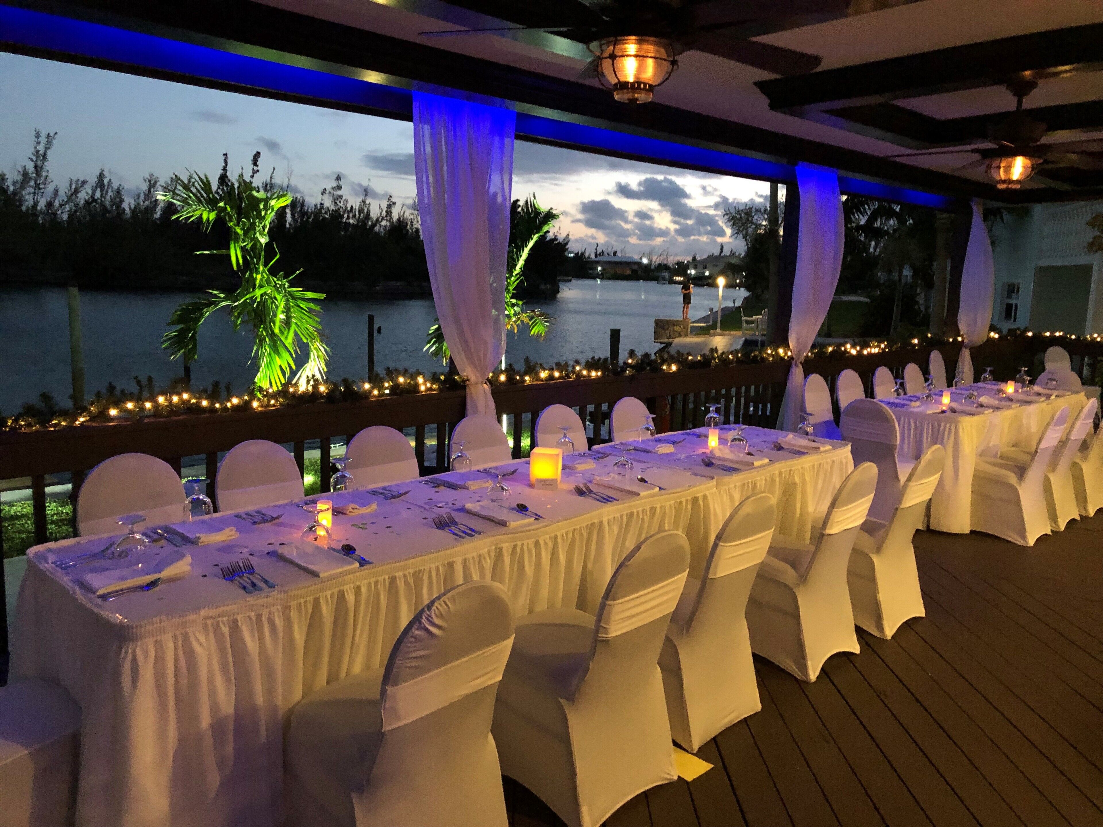 breakfast, lunch, dinner served; international cuisine