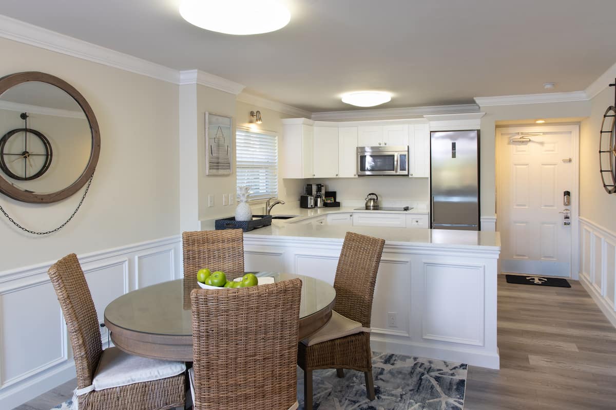 executive suite, 2 bedrooms, marina view | dining room