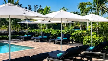 Piscina externa, espreguiçadeiras