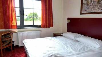 Premium bedding, in-room safe, desk, blackout drapes