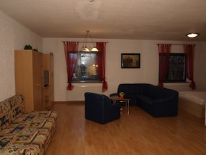 Apartment, Kitchen | Living area | 40-inch LED TV with cable channels, TV - WEST Hotel Radebeul (Radebeul)
