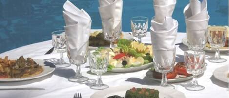 供应早餐、午餐和晚餐,法国菜