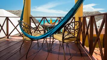 Junior Suite, 1 Bedroom, 1 living room, Kitchenette | Peti besi dalam bilik, meja, Wi-fi percuma, cadar katil