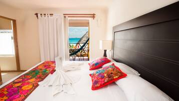 Junior Suite, 1 Bedroom, 1 living room, Kitchenette | In-room safe, desk, free WiFi, bed sheets