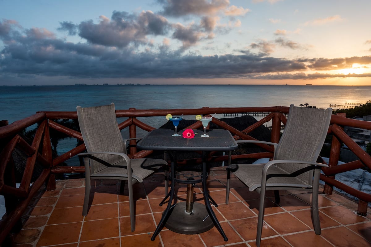 Penthouse, 1 Bedroom, Kitchenette | In-room safe, desk, WiFi (free), bed sheets
