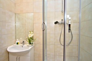 Standard Studio | Bathroom | Shower, free toiletries, hair dryer, slippers - Sunday Apart Hotel (Kyiv)