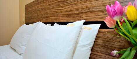 Desk, soundproofing, free WiFi, bed sheets