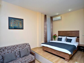 Desk, soundproofing, free WiFi, bed sheets - Sunday Apart Hotel (Kyiv)