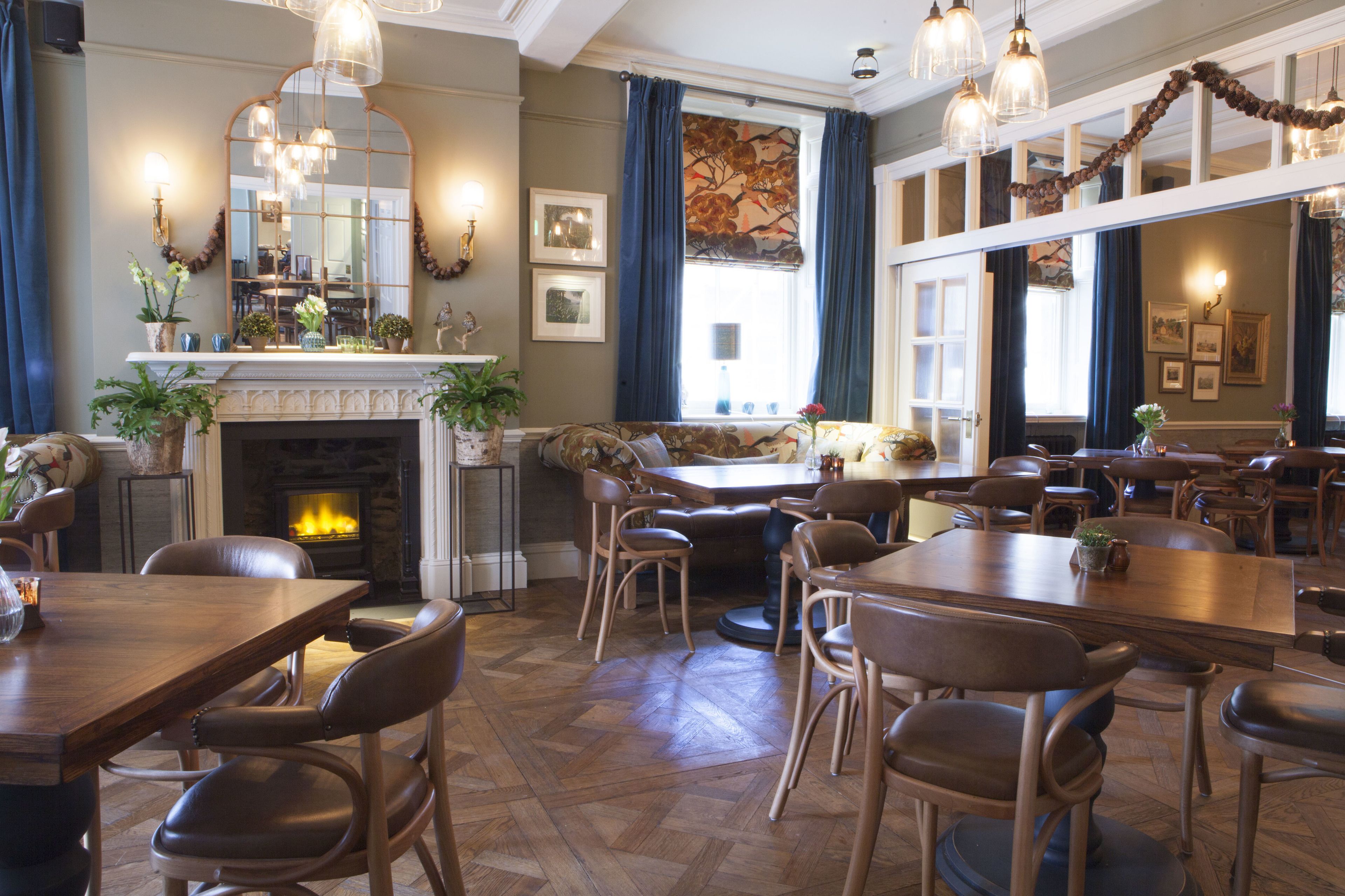 供应早餐、午餐和晚餐，英国菜