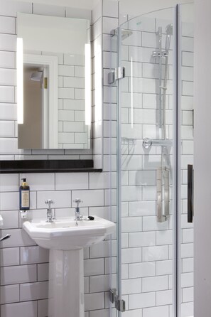 Free toiletries, hair dryer, towels - Royal Ship Hotel (Dolgellau)