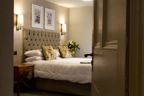 Chambre Double, salle de bains attenante | Bureau, fer et planche à repasser, Wi-Fi gratuit, draps fournis