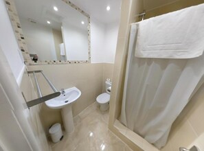 Artículos de tocador gratuitos, toallas, shampoo, papel higiénico
