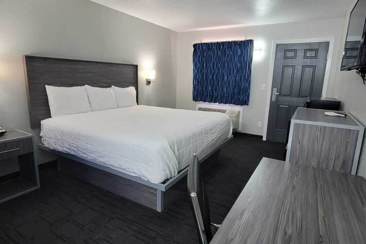 Deluxe kamer, 1 kingsize bed | Een bureau, geluiddichte muren, een strijkplank/strijkijzer, gratis wifi