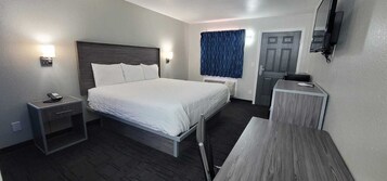 Deluxe Room, 1 King Bed | Desk, soundproofing, iron/ironing board, free WiFi