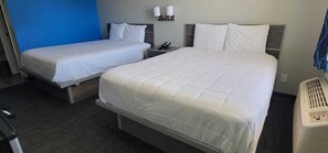 Deluxe kamer, 2 queensize bedden | Een bureau, geluiddichte muren, een strijkplank/strijkijzer, gratis wifi