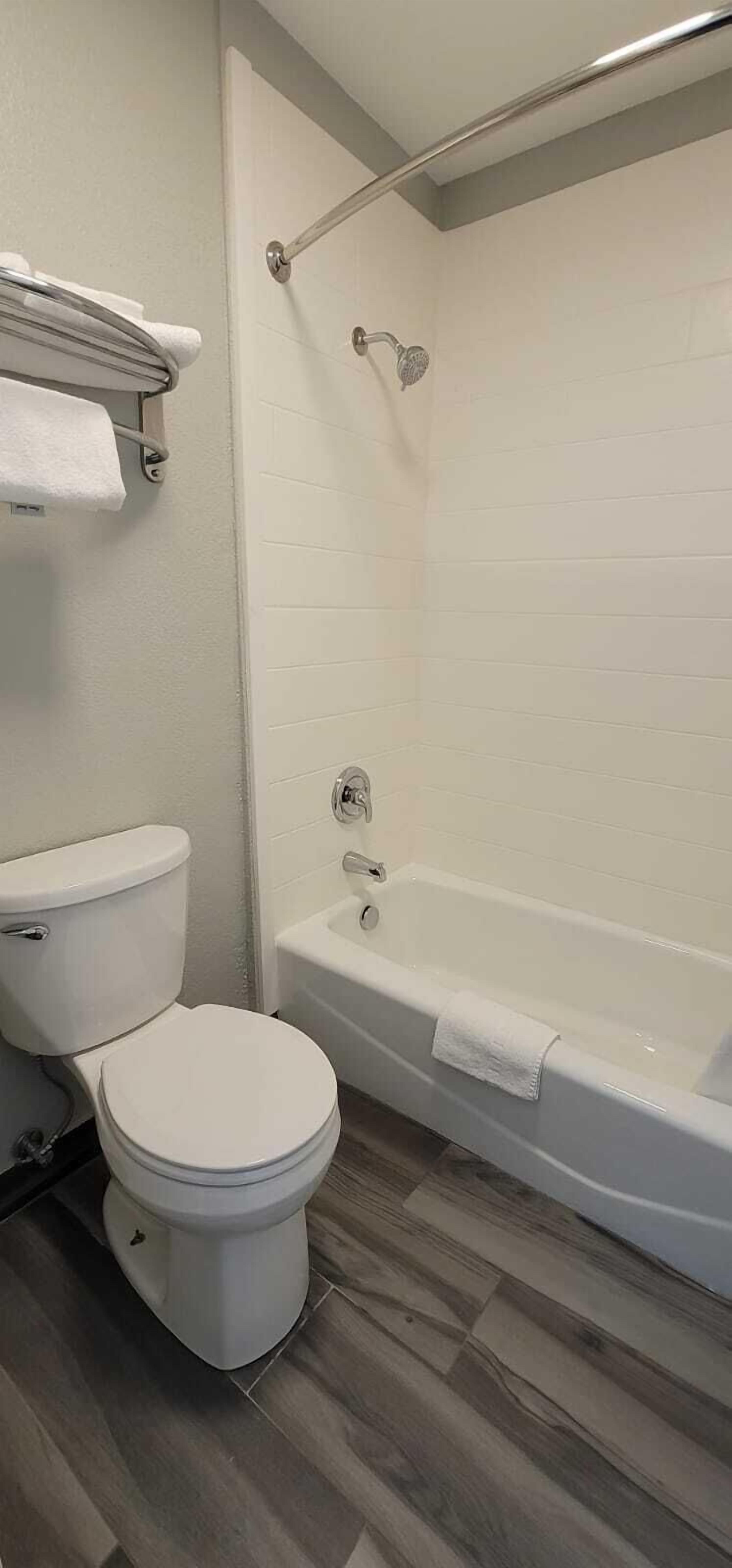 Suihkun ja ammeen yhdistelmä, ilmaiset hygieniatuotteet, hiustenkuivaaja