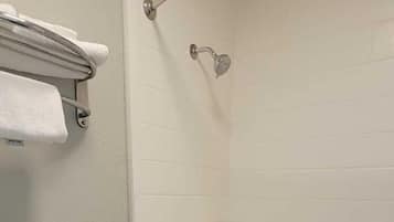 Suihkun ja ammeen yhdistelmä, ilmaiset hygieniatuotteet, hiustenkuivaaja