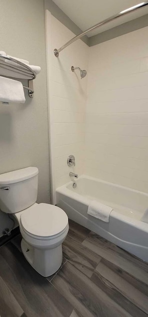 Duschwanne, kostenlose Toilettenartikel, Haartrockner, Handtücher
