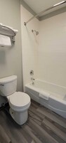 Bañera con ducha, artículos de tocador gratuitos, secador de pelo