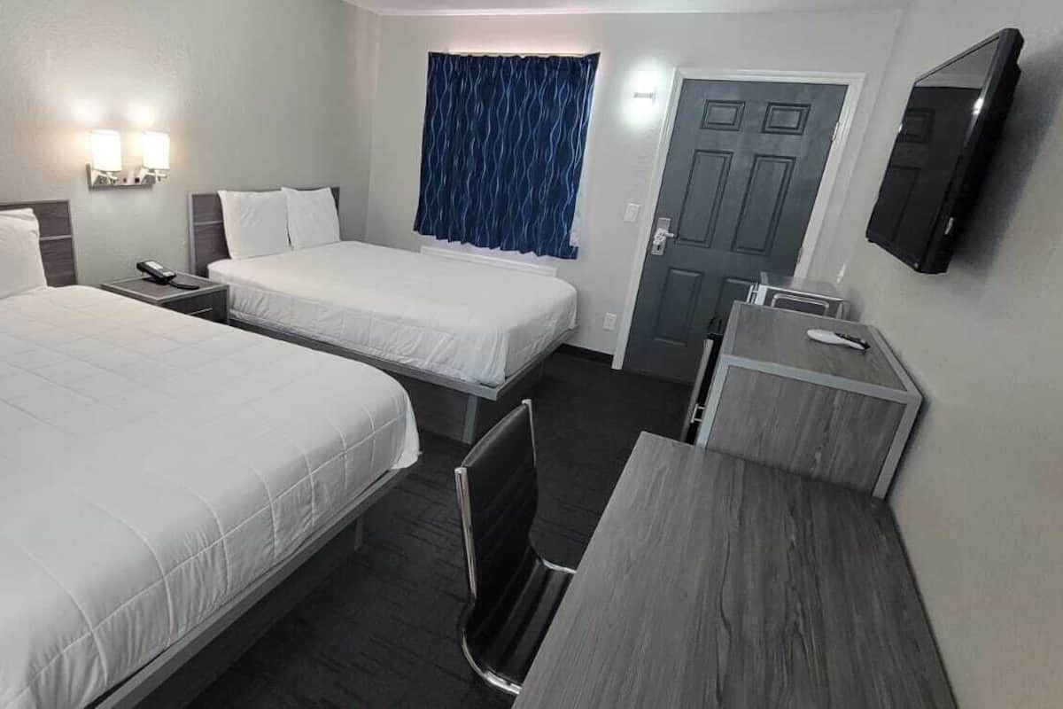 Deluxe kamer, 2 queensize bedden | Een bureau, geluiddichte muren, een strijkplank/strijkijzer, gratis wifi