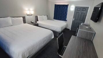 Escritorio, sistema de insonorización y tabla de planchar con plancha