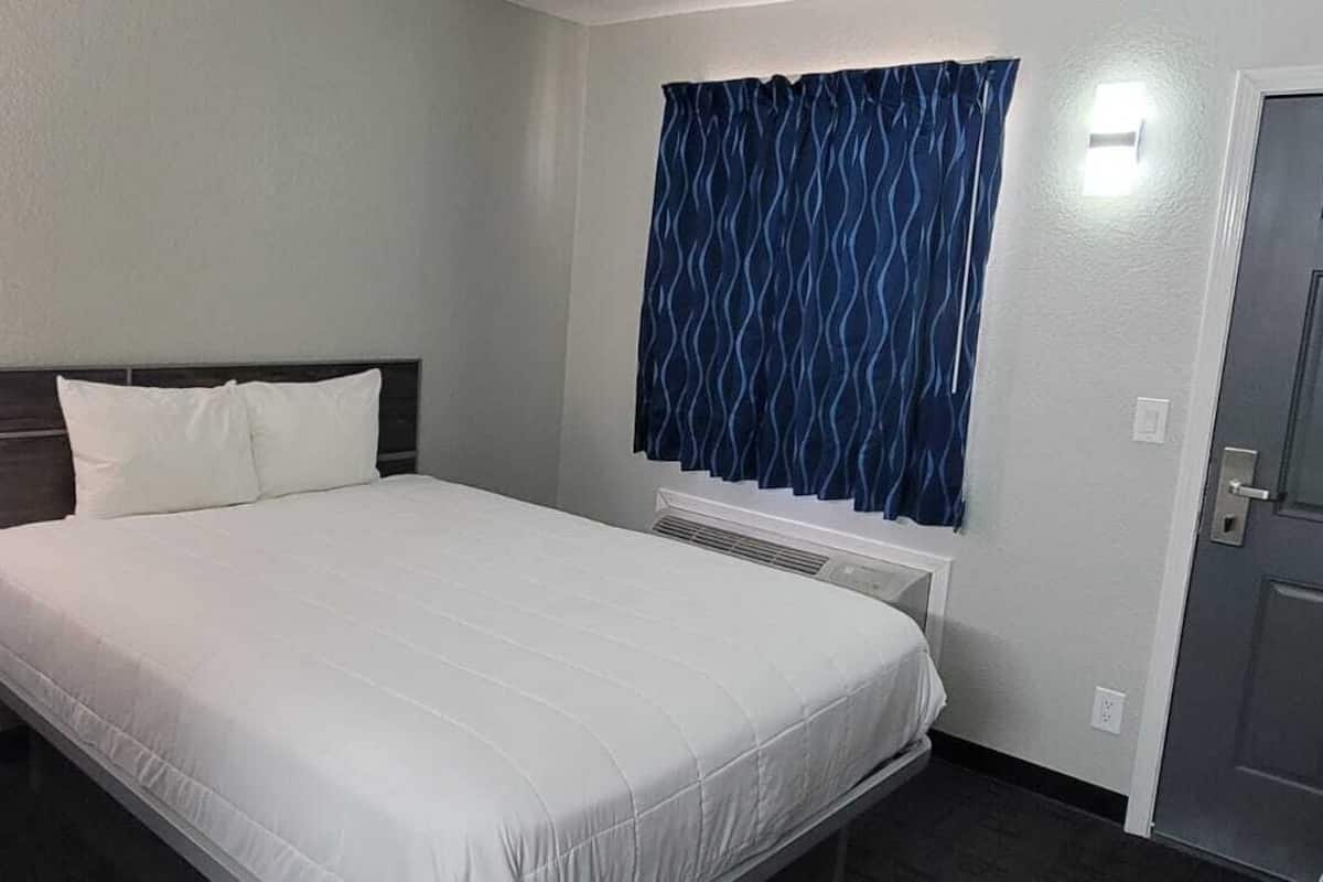 Standaard kamer, 1 queensize bed | Een bureau, geluiddichte muren, een strijkplank/strijkijzer, gratis wifi