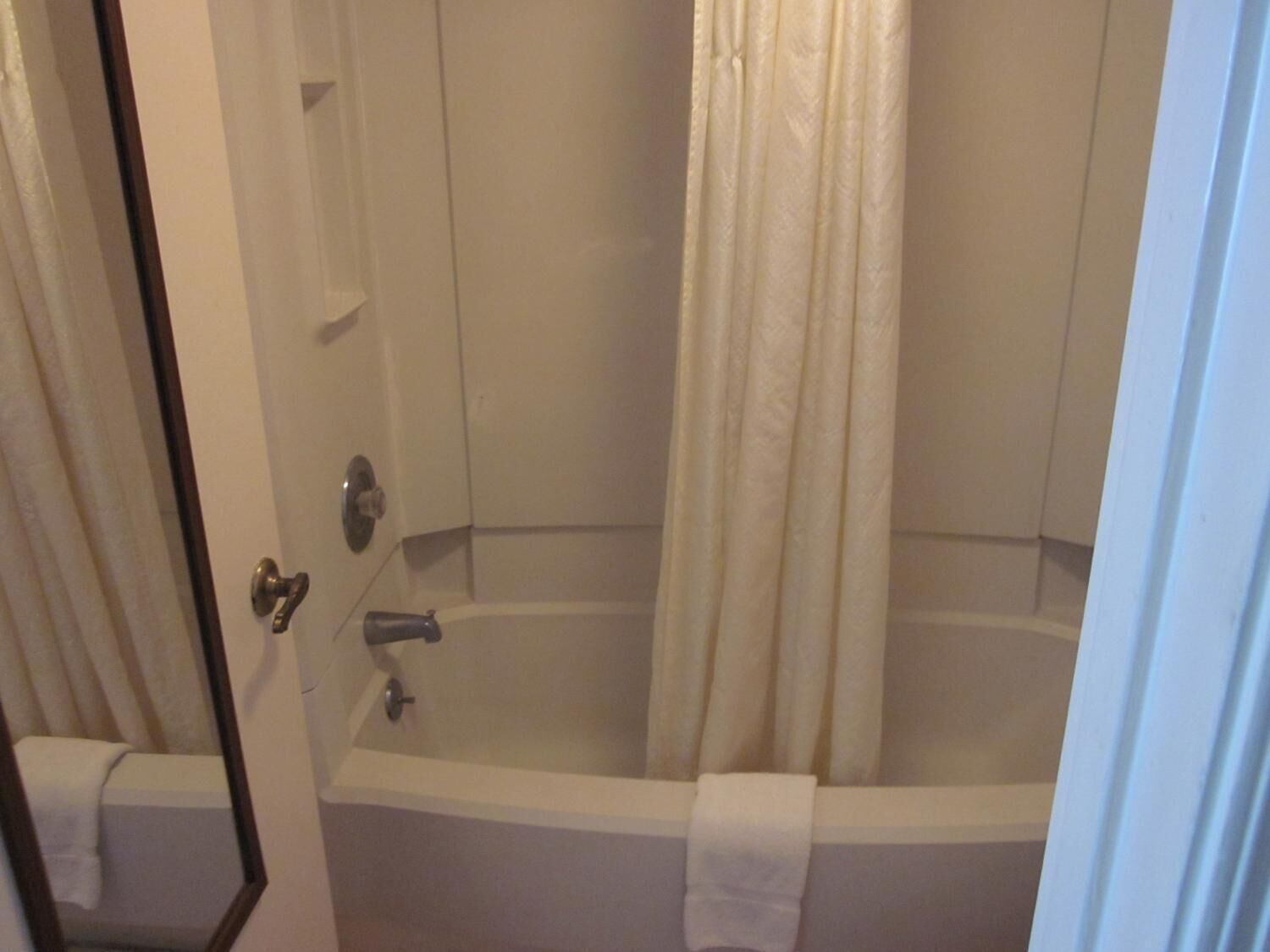 Combined shower/tub, towels