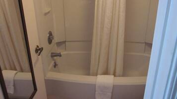 Combined shower/tub, towels