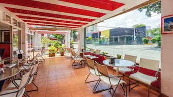 S'hi serveixen esmorzars, dinars, sopars i plats de cuina mexicana