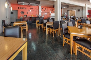 Se sirven desayunos, comidas, cenas y cocina mexicana