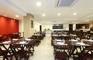 Breakfast and lunch served