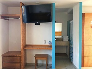 Standard room with 2 beds and air conditioning