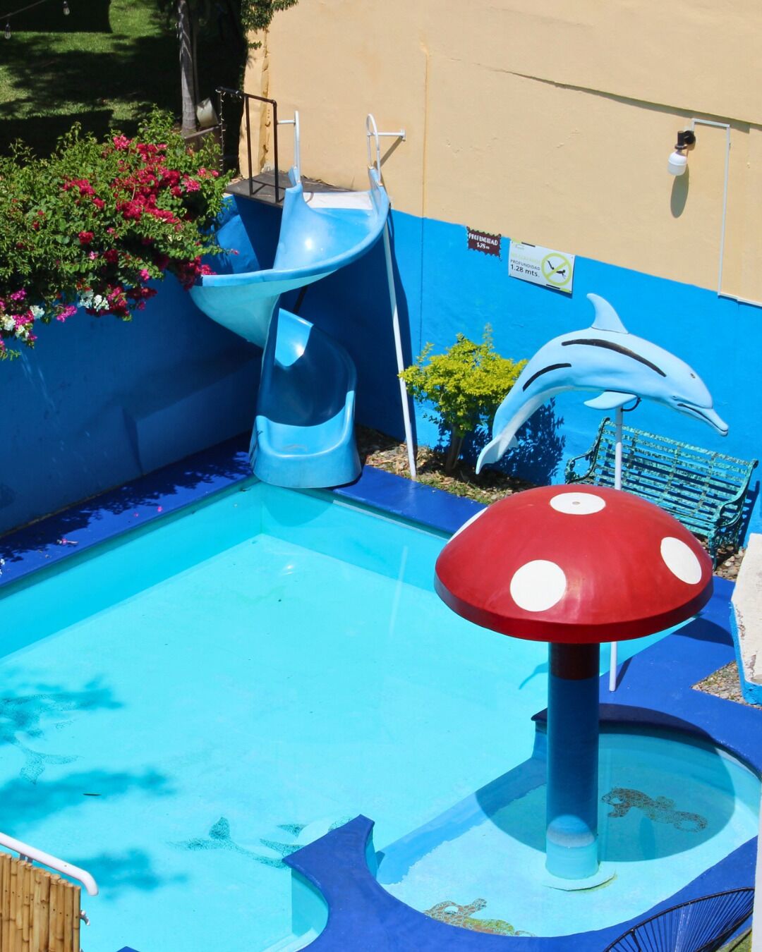 室外游泳池，開放時間為 10:00 至 22:00，提供泳池遮陽傘和日光浴躺椅