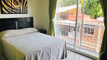 Standard room with air conditioning | 浴室 | 淋浴设施、毛巾、肥皂、洗发水