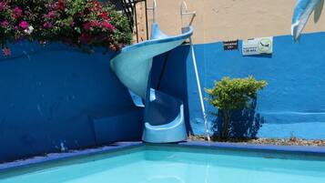 حمّام سباحة خارجي، مظلات على حمّام السباحة، مقاعد للتشمس