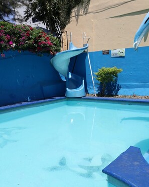 Una piscina al aire libre (de 10:00 a 22:00), sombrillas, tumbonas